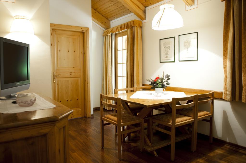 Holidays Dolomiti Apartment Resort Carisolo Habitación foto